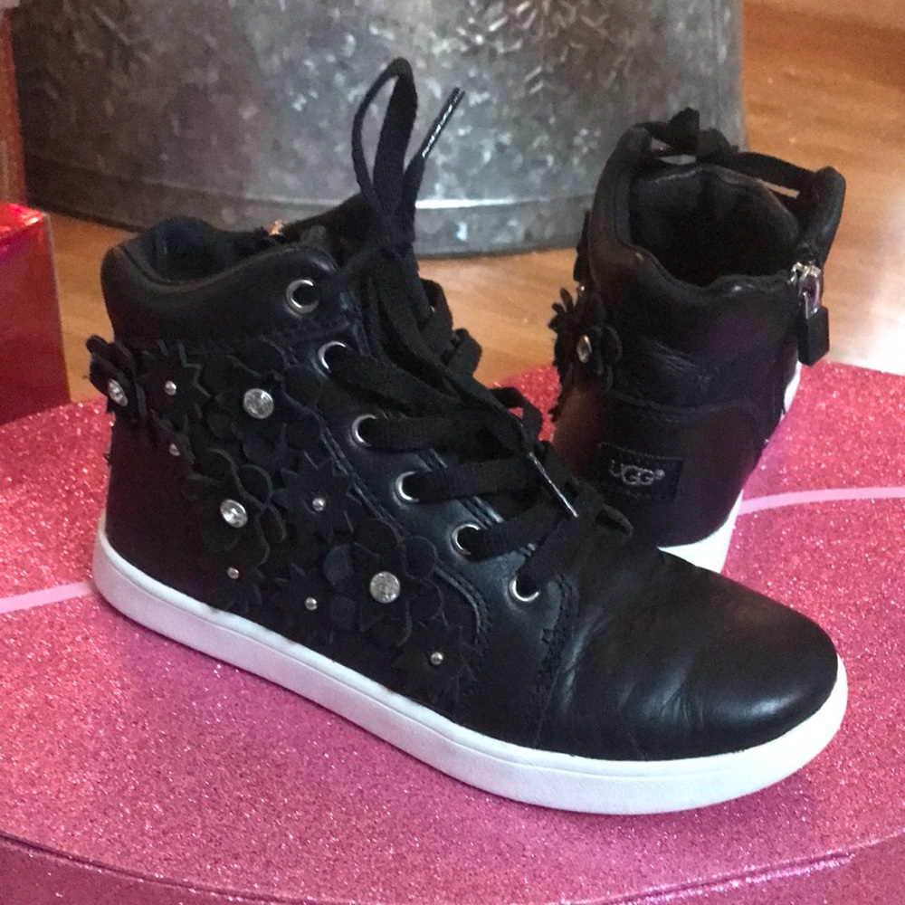 Uggs fashionably snickers for girls. Color-black. Size USA 13.